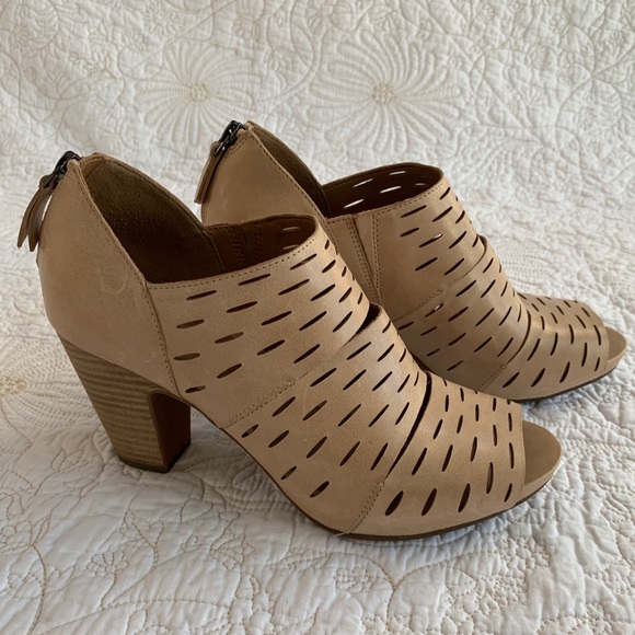 clarks open toe sandals